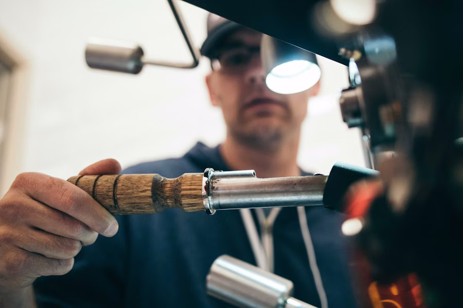 Vakman aan het werk in het atelier van Carrosserie Van Wittenbergh