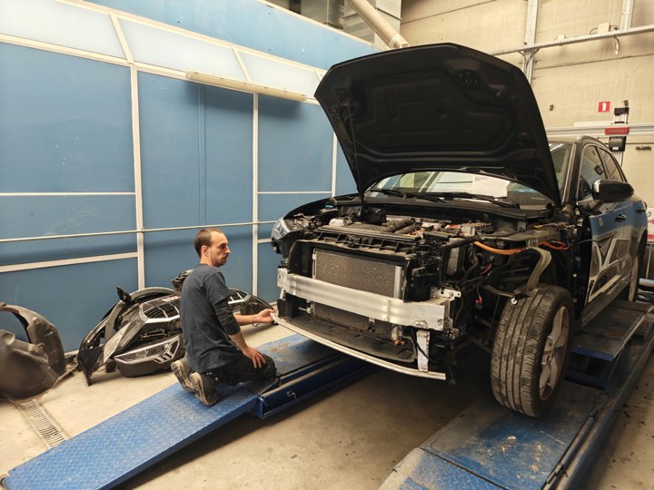 Audi met beschadigd voorstuk op de richtbank