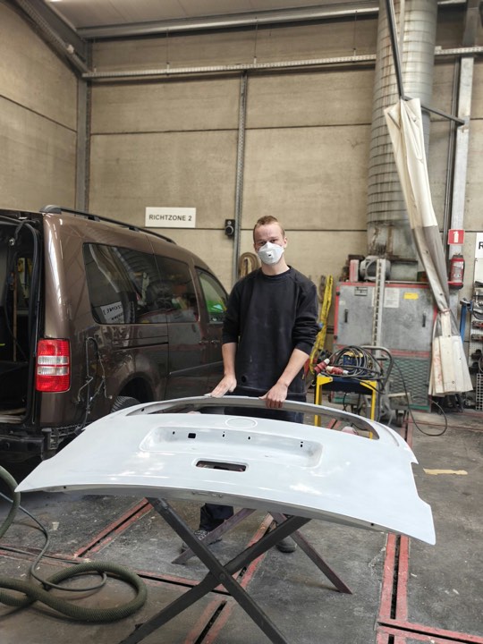 Medewerker met een kofferklep in de richtzone