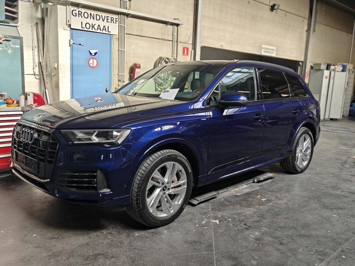 Blauwe Audi Q7 in het grondverflokaal