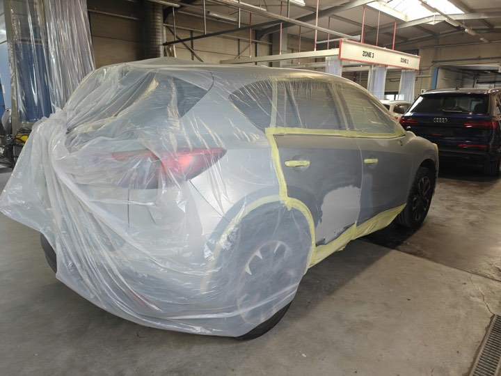Afgeplakte Audi met grondverf op het portier