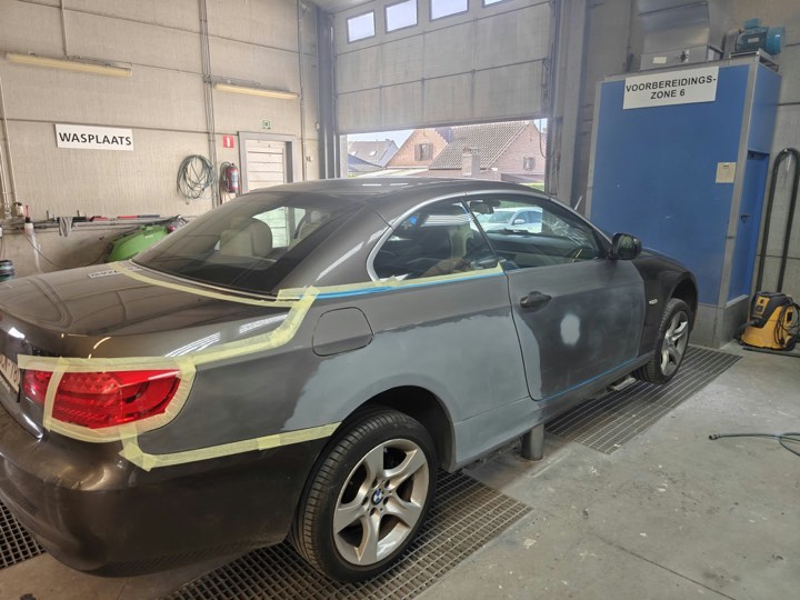 Afgeplakte BMW cabrio met grondverf in de voorbereidingszone
