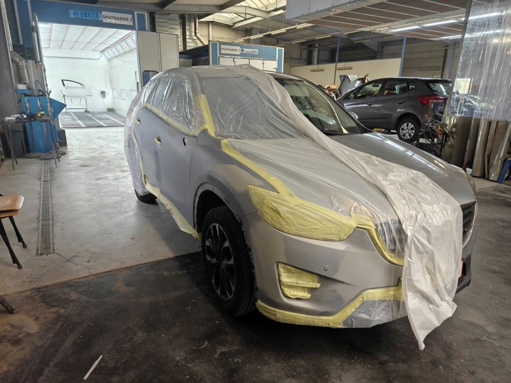 Afgeplakte Mazda, klaar voor de spuitcabine