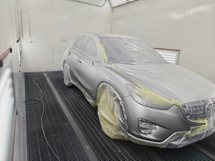 Afgeplakte Mazda in de spuitcabine