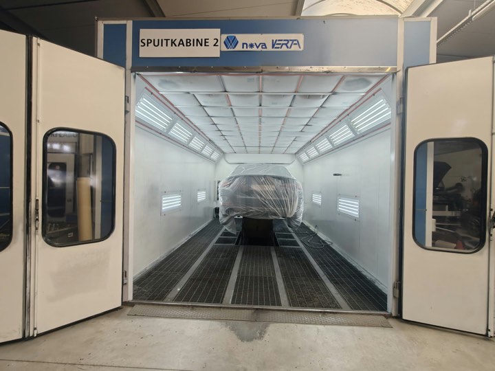Spuitcabine 2 met een afgeplakte wagen
