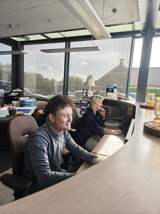 Medewerkers aan de onthaalbalie