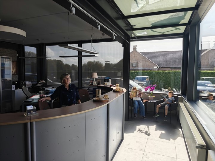 Onthaalruimte met balie en zitplaatsen